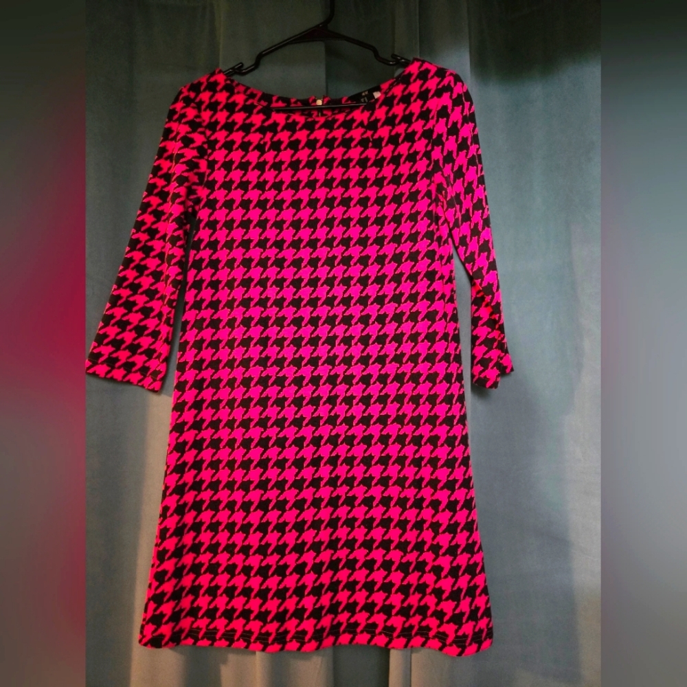 Adorable H&M Houndstooth Shift dress pink 💗🖤💗